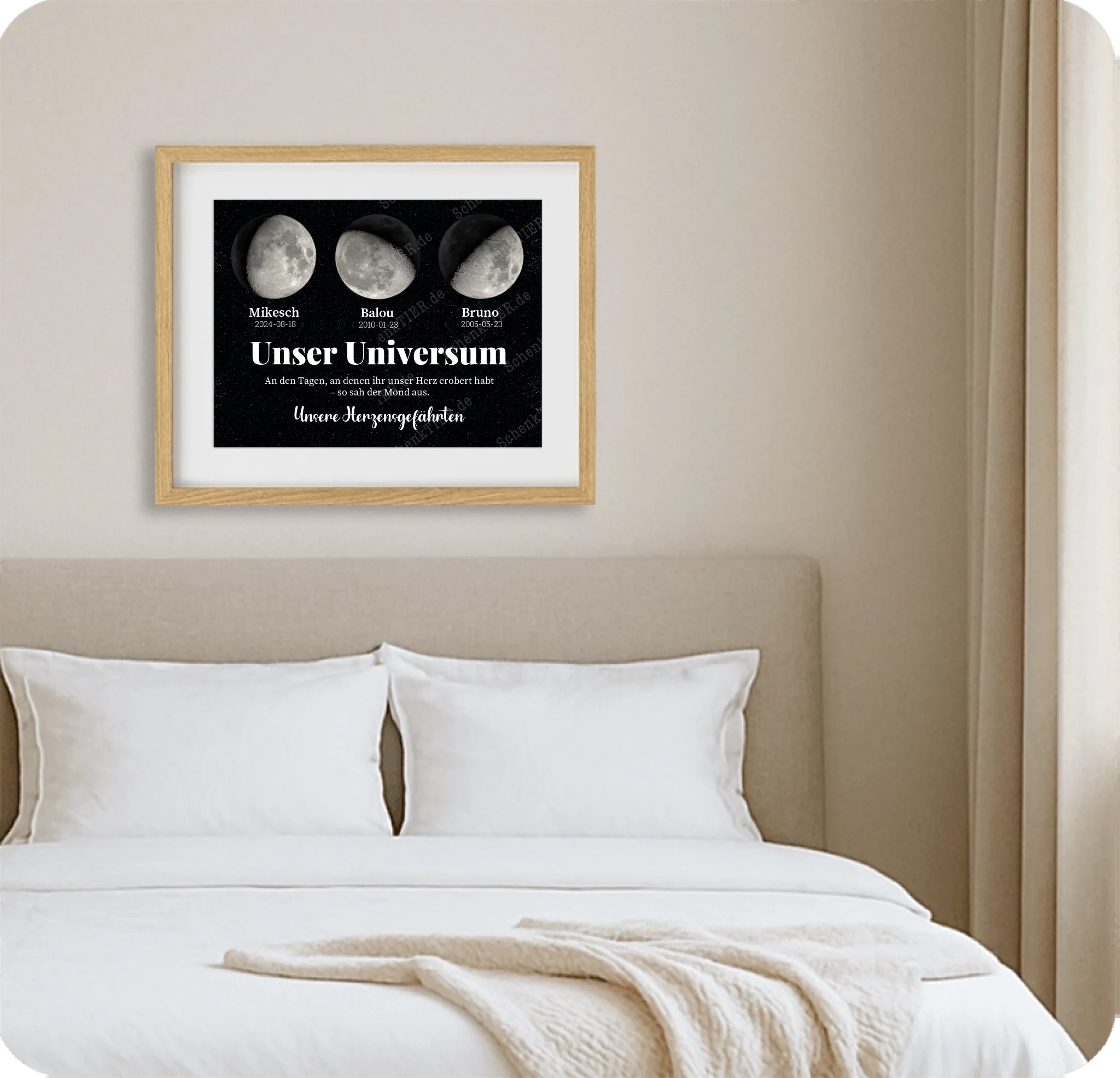 Poster 40 mal 30 cm im Holzraahmen im Schlafzimmer an der Wand