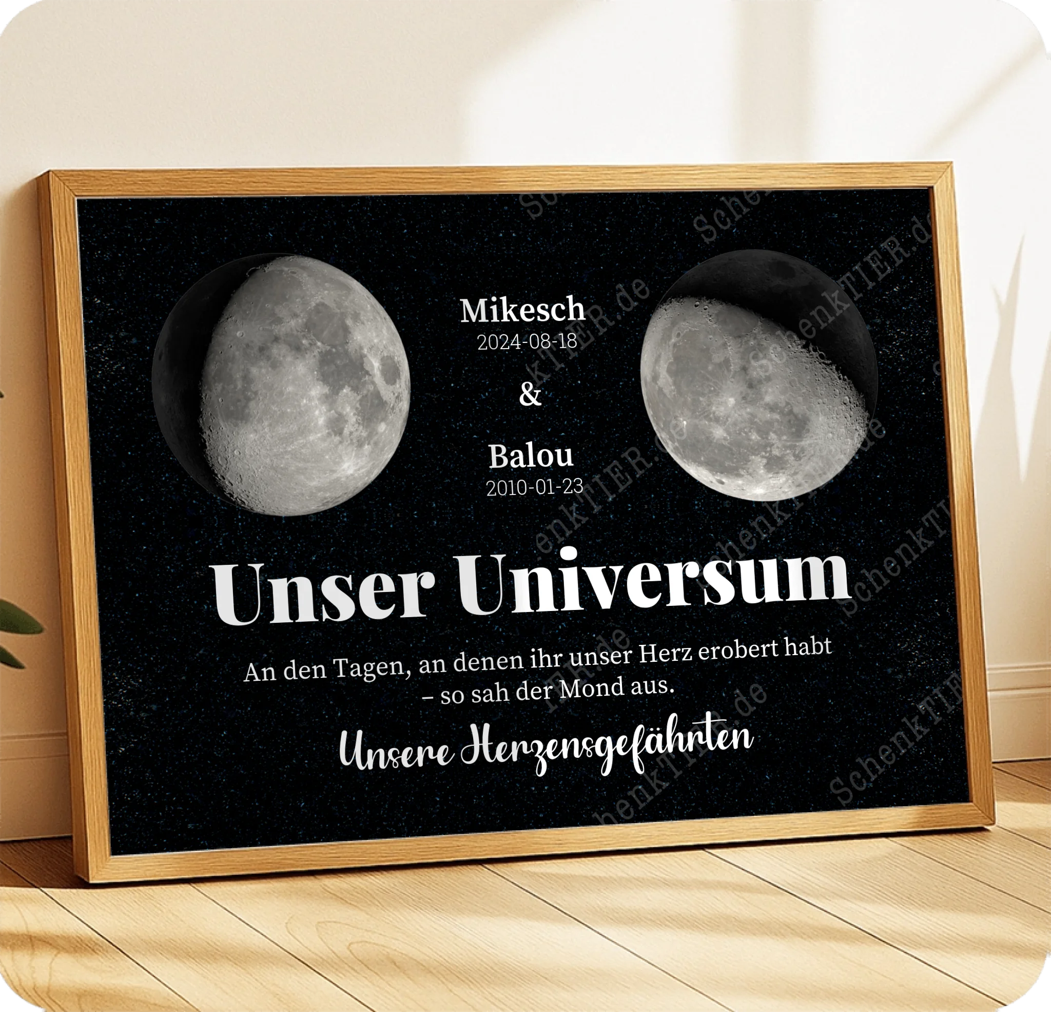 Poster 50 mal 70 cm im Holzraahmen steht auf dem Holzdielenboden