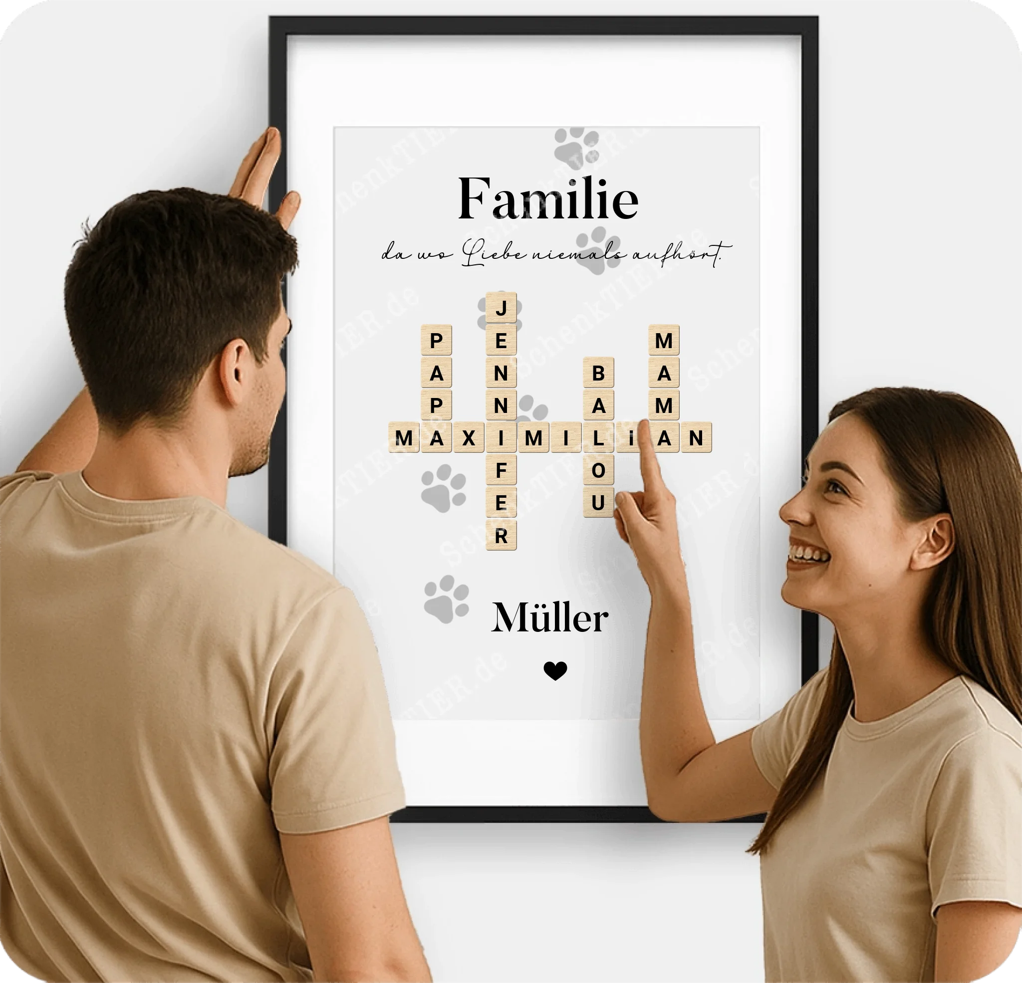 Gerahmter Poster vor dem Junge Frau und ein Mann stehen