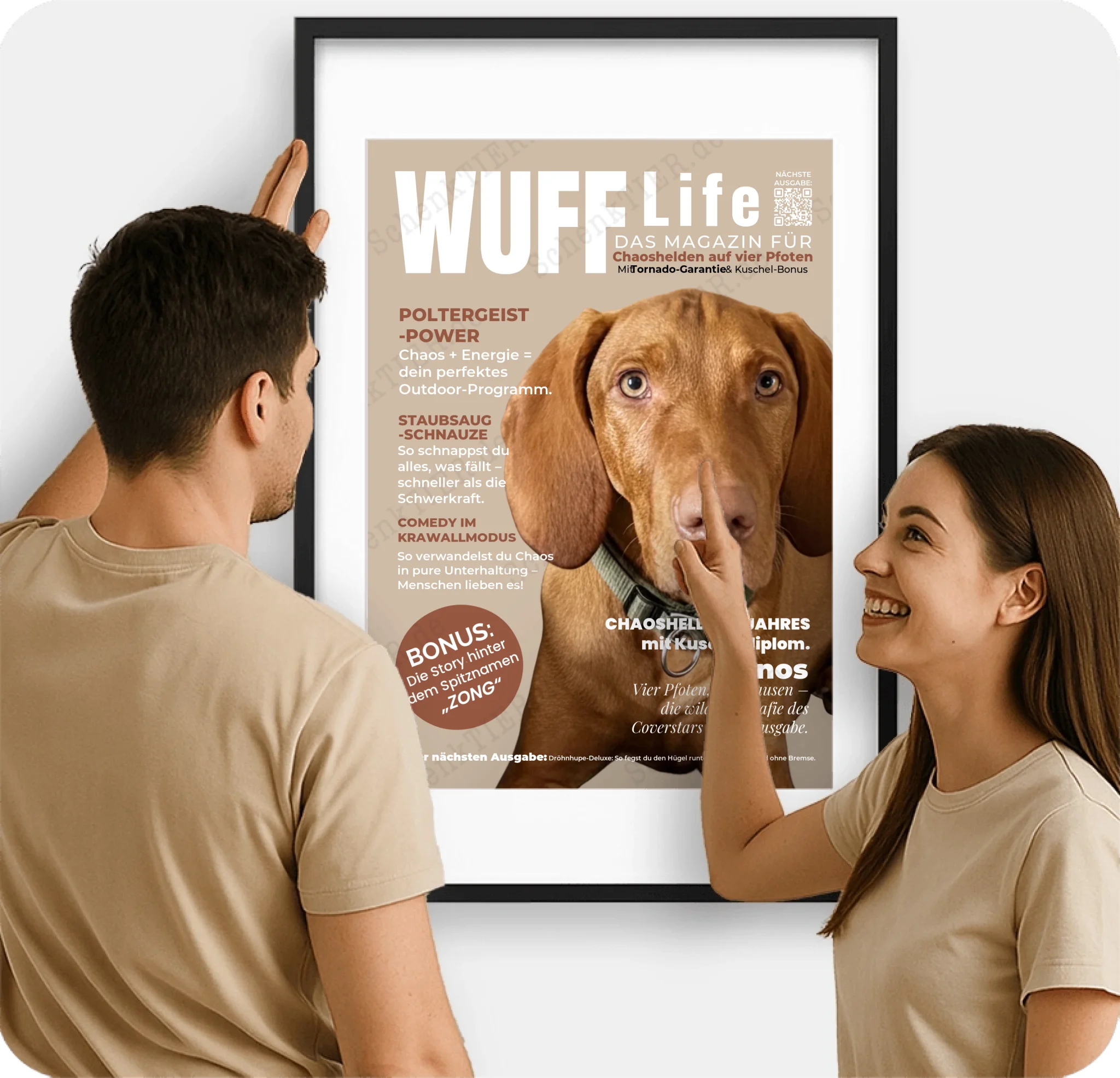 Gerahmter Poster vor dem Junge Frau und ein Mann stehen