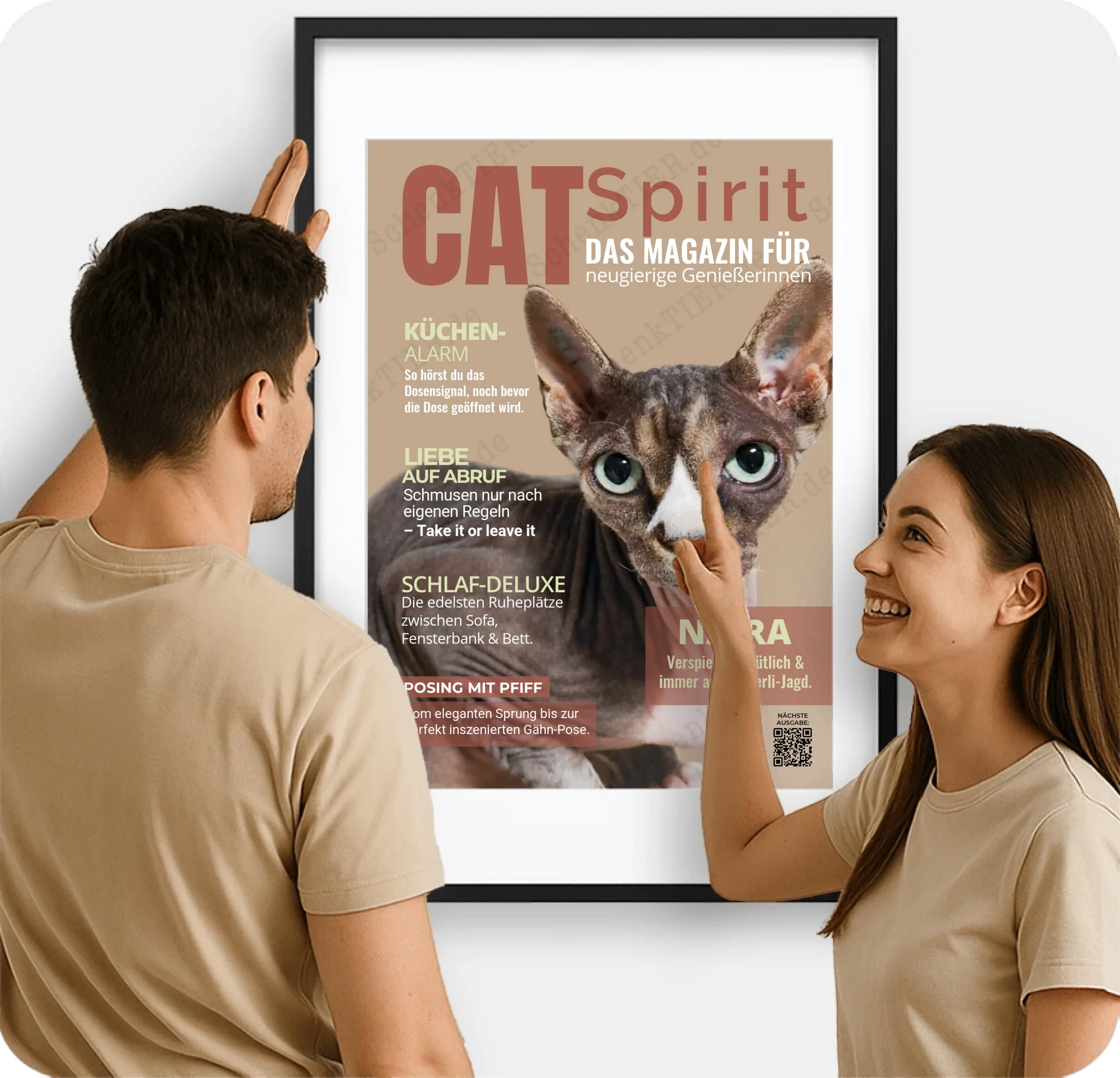 Gerahmter Poster vor dem Junge Frau und ein Mann stehen