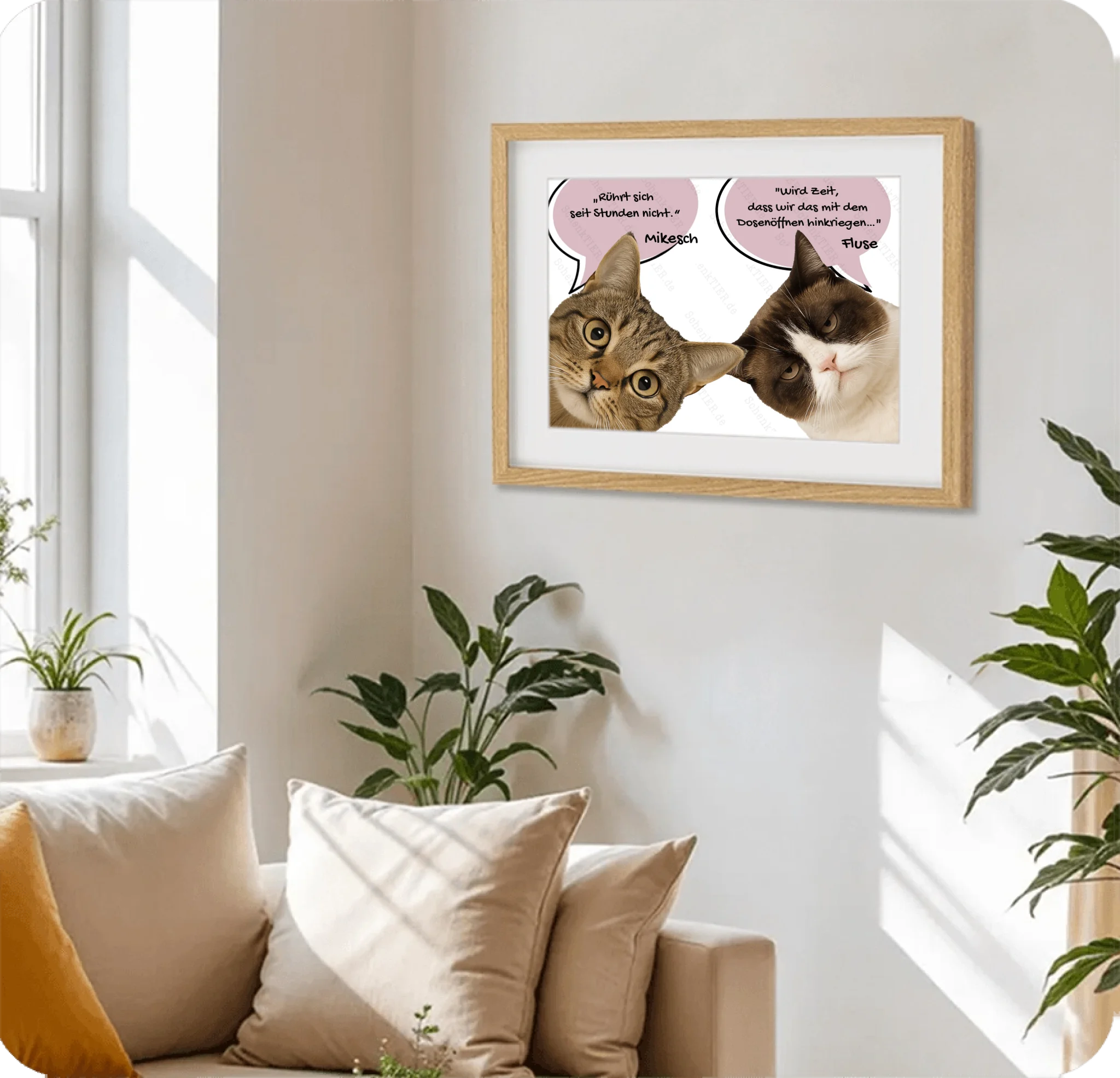 Poster 40 mal 30 cm im Holzraahmen im Wohnzimmer an der Wand links von dem Fenster