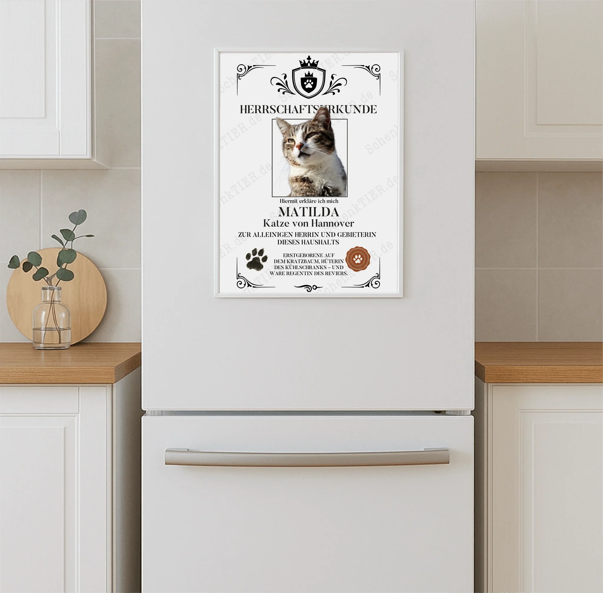Poster 30 mal 40 hängt auf einem Kühlschrank