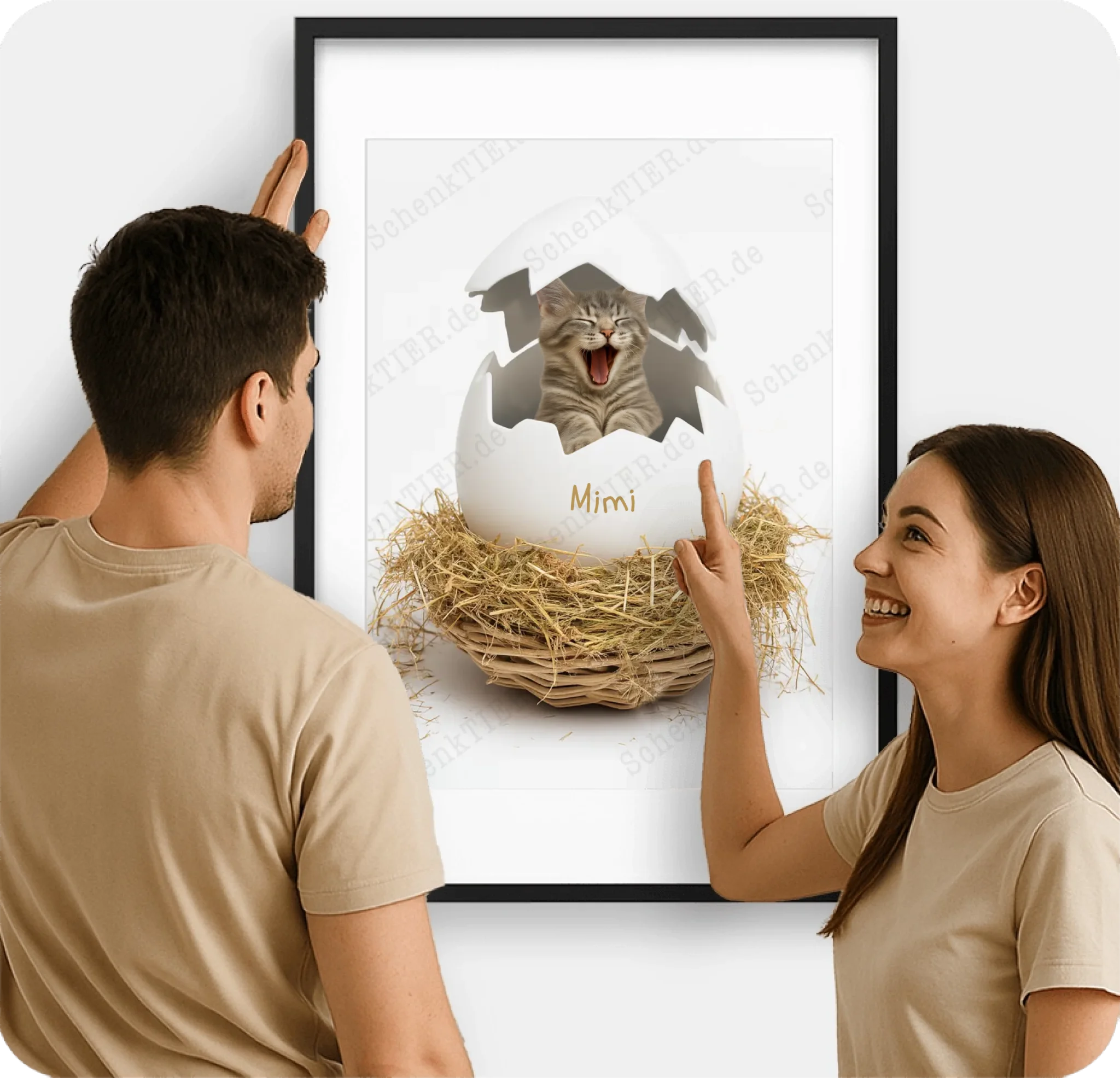 Gerahmter Poster vor dem Junge Frau und ein Mann stehen 