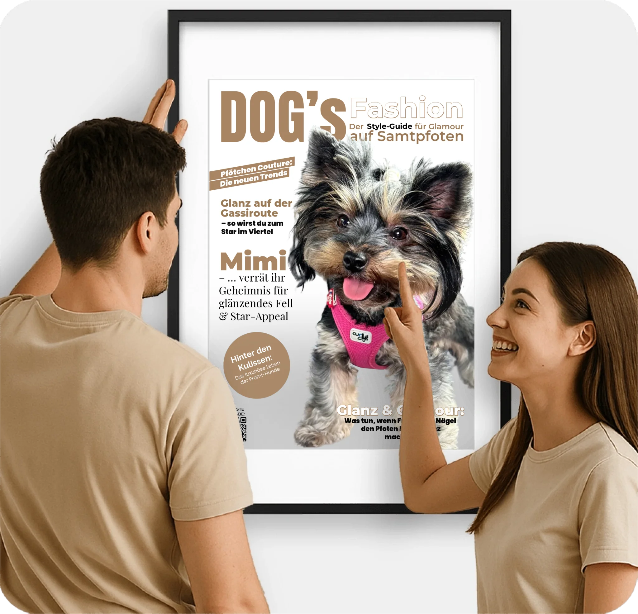 Gerahmter Poster vor dem Junge Frau und ein Mann stehen 