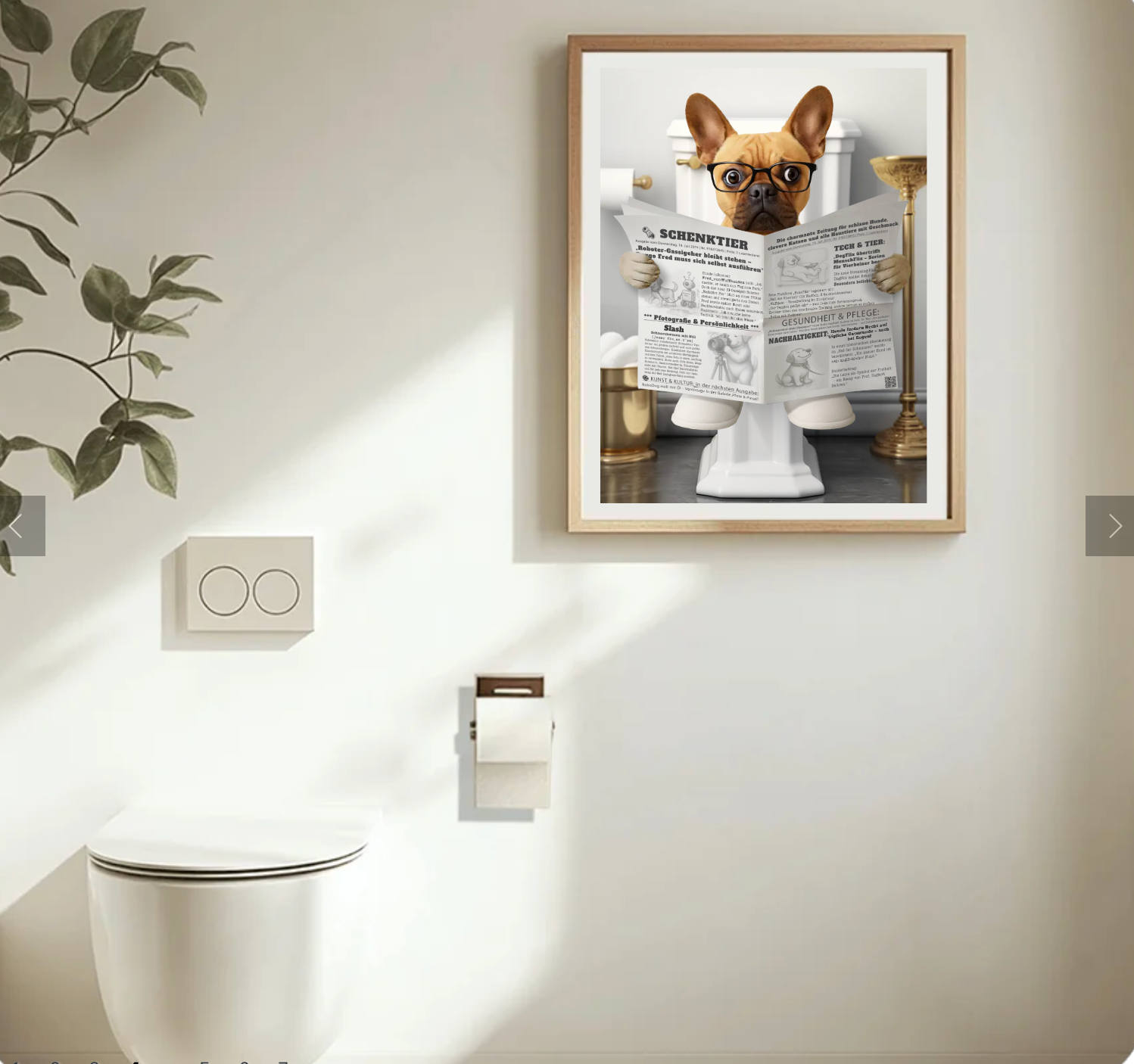 Eingerahmter Poster in einem WC-Raum von einem Hund der auf einem Stand WC sitzt und liest eine Zeitung für Haustiere