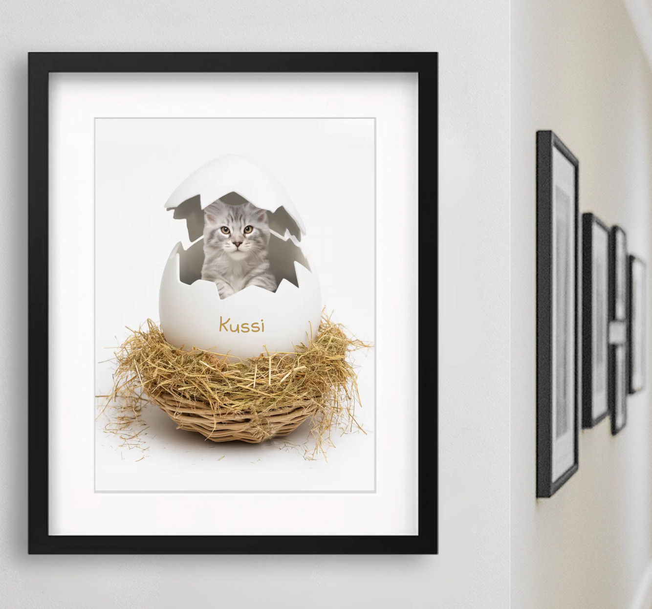 Personalisierbares Katzenposter mit Kätzchen im Ei – witzige Geschenkidee mit Wunschname, perfekt zum Einrahmen für Tierfreunde & Katzenliebhaber.