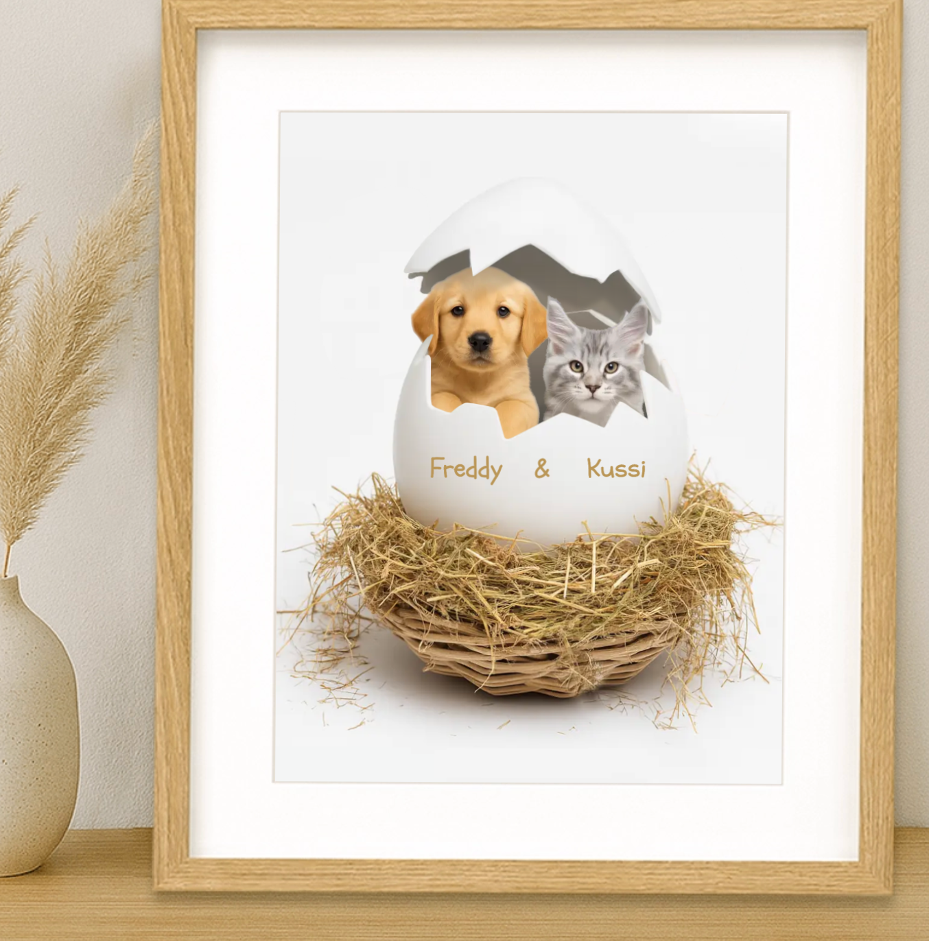 Witziges Poster mit Hundewelpe und Kätzchen im Ei, personalisiert mit Namen Freddy & Kussi – liebevolle Wanddeko für Tierfreunde zum Einrahmen.
